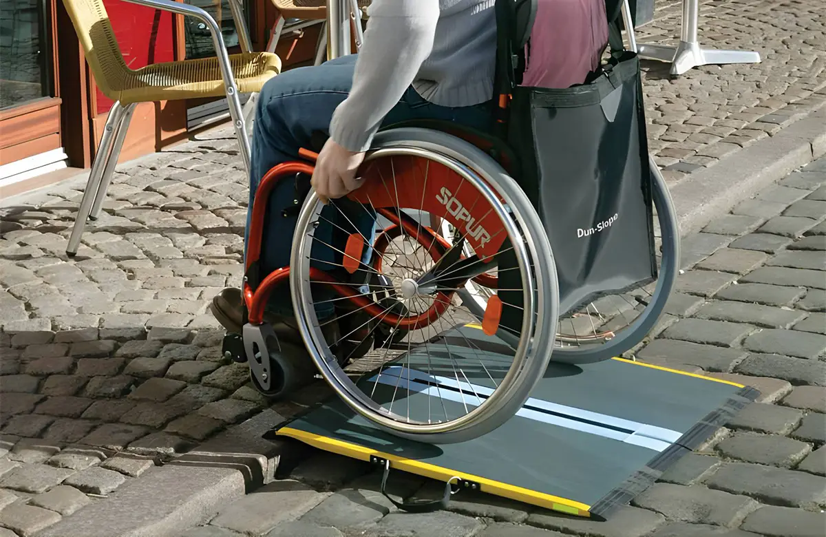 Rollstuhlrampe-fuer-bordsteinstufe_1920